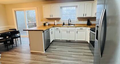 Hollywood Hideaway, Amazing, Comfy, Spacious 4-bedroom house in w/theater room