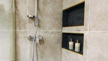 Dusche, umweltfreundliche Kosmetikartikel, Haartrockner, Bidet