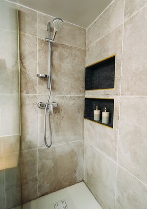 Dusche, umweltfreundliche Kosmetikartikel, Haartrockner, Bidet