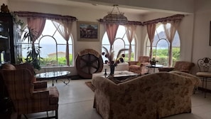 Deluxe House | Living area