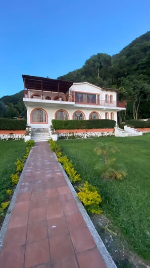 Vista frontal de la propiedad