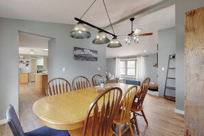 Dining - The Cozi Mountainview Corner! Spacious 4-bedroom house in charming Albuquerque. (Albuquerque)