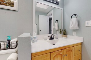 Shower, hair dryer, towels, soap - The Cozi Mountainview Corner! Spacious 4-bedroom house in charming Albuquerque. (Albuquerque)