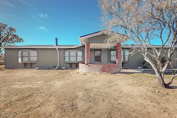 Exterior - The Cozi Mountainview Corner! Spacious 4-bedroom house in charming Albuquerque. (Albuquerque)