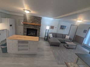 Smart-TV, peis, DVD-spiller og bøker