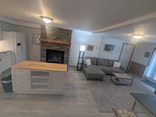 Private 2BR\1 BA Guest Suite with Patio, Laundry, Parking