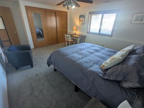 2 soverom, skrivebord, strykejern/-brett og wi-fi (inkludert)