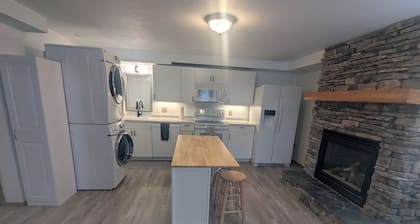 Charming 2-bedroom full bath apt in split level home with Mountain Vista's