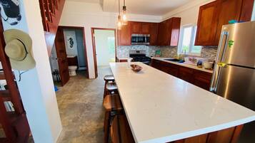 Coffee/tea maker, fridge, microwave, oven