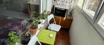 Sleep and fly. Small apartment near the airport. Air conditioning and WiFi