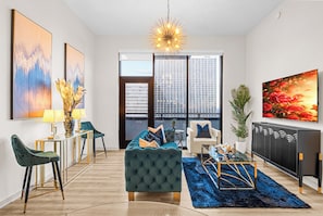Smart TV - Emerald Grand: 27th Floor Penthouse in ATL | 14ft Ceilings, FIFA & Skyline Views (Atlanta)