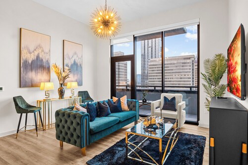 Emerald Grand: 27th Floor Penthouse in ATL | 14ft Ceilings, FIFA & Skyline Views