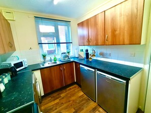 Fridge, microwave, oven, stovetop - Stylish 2-bed home in Telford (Telford)