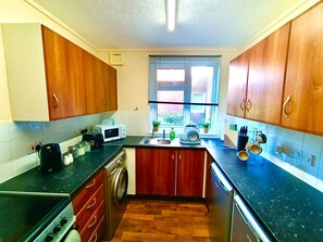 Fridge, microwave, oven, stovetop - Stylish 2-bed home in Telford (Telford)