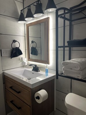 Toalhas de banho, sabonete, shampoo, papel higiênico