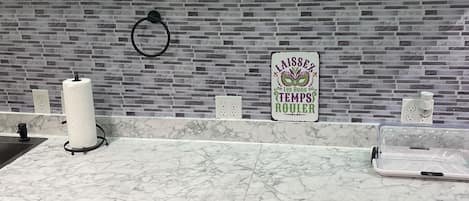 Jääkaappi, uuni, liesi, astianpesukone
