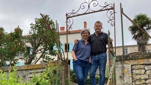 Una scala con ringhiera in ferro battuto che conduce a un cancello.