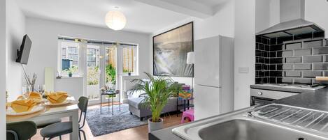 Réfrigérateur, micro-ondes, four, plaque de cuisson