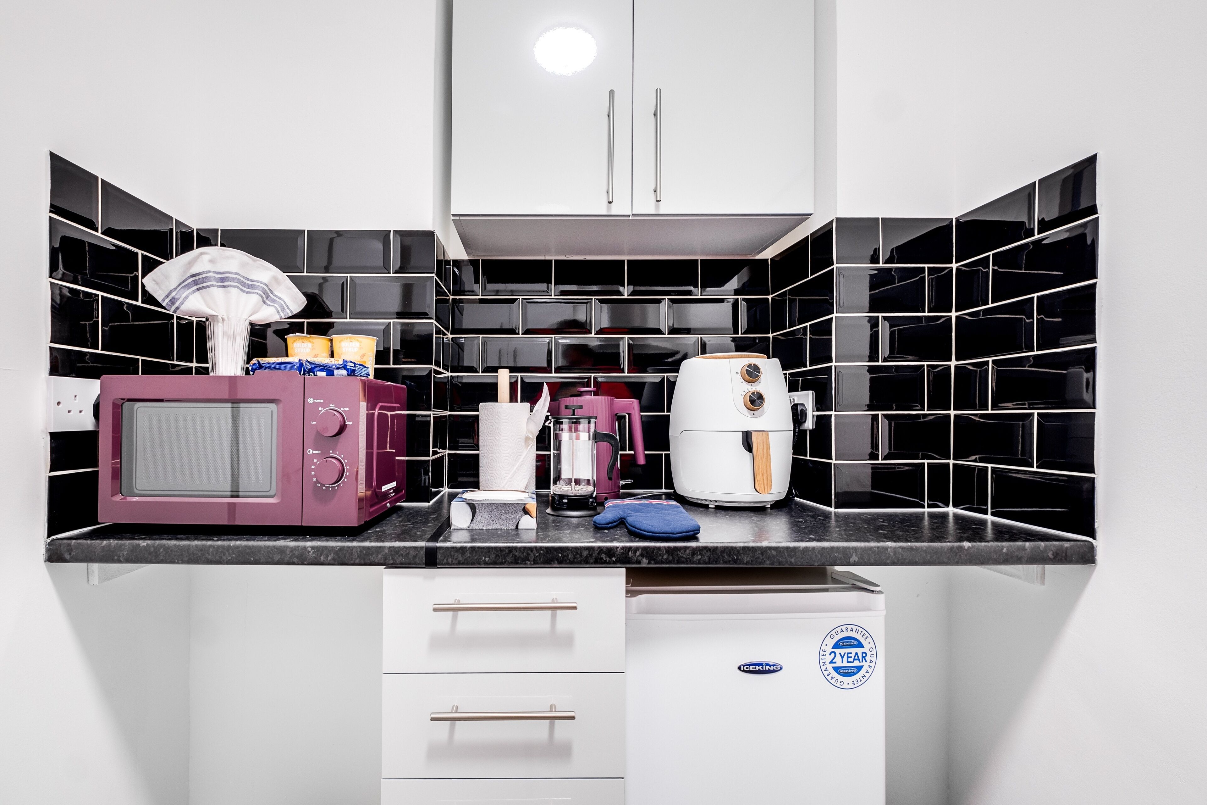 Kühlschrank, Mikrowelle, Ofen, Herdplatte