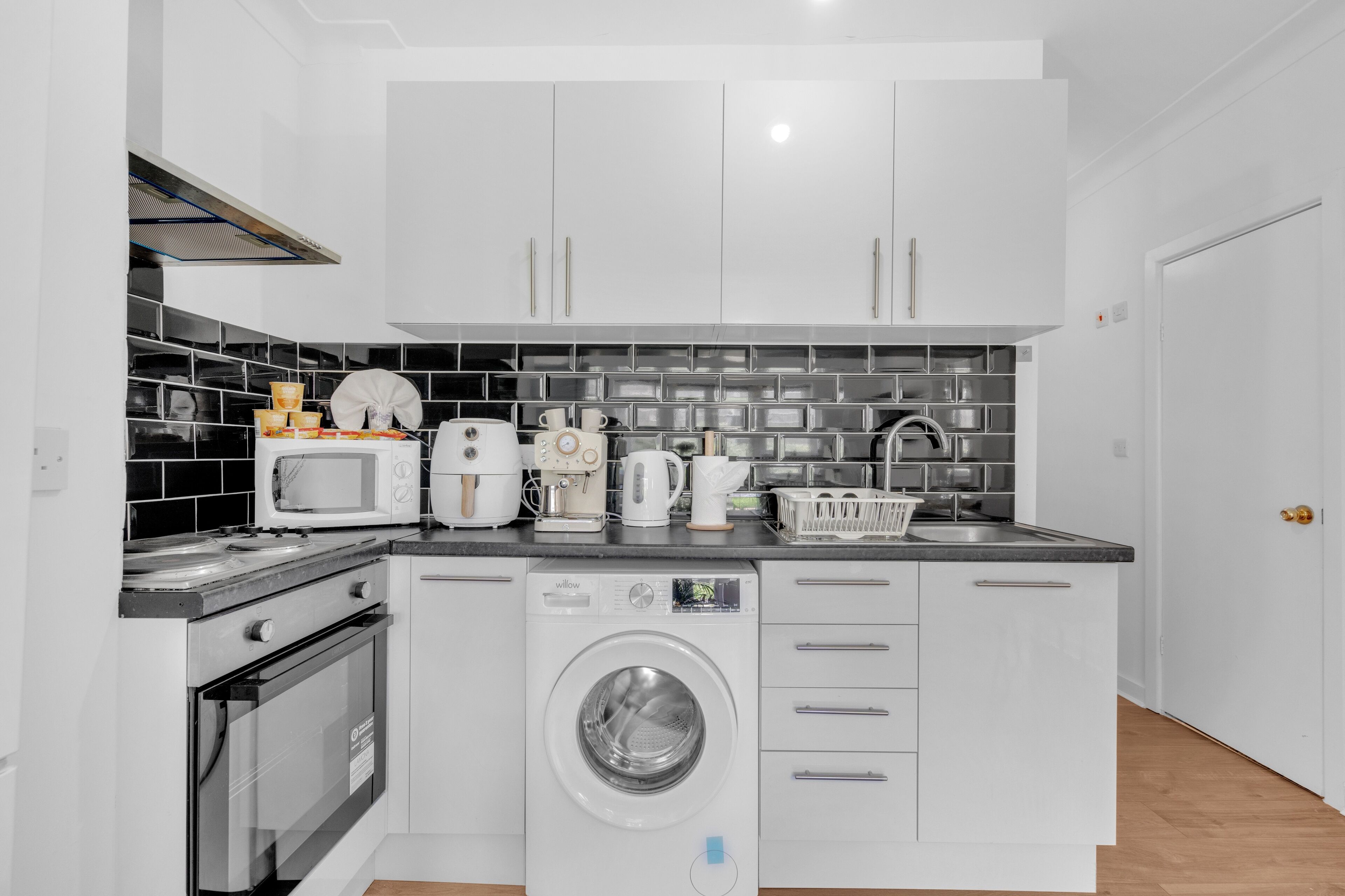 Kühlschrank, Mikrowelle, Ofen, Herdplatte