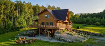 Luxury Lodge in NH: Ski, Hottub, Sauna, Pool Table, Playscape, Game Room & Hike