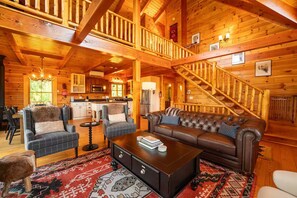 Living area - Luxury Lodge in NH: Ski, Hottub, Sauna, Pool Table, Playscape, Game Room & Hike (Jefferson)