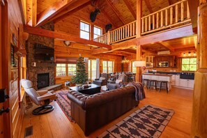Living area - Luxury Lodge in NH: Ski, Hottub, Sauna, Pool Table, Playscape, Game Room & Hike (Jefferson)