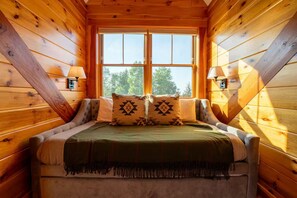 3 bedrooms, iron/ironing board, WiFi, bed sheets - Luxury Lodge in NH: Ski, Hottub, Sauna, Pool Table, Playscape, Game Room & Hike (Jefferson)