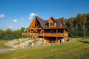 Exterior - Luxury Lodge in NH: Ski, Hottub, Sauna, Pool Table, Playscape, Game Room & Hike (Jefferson)