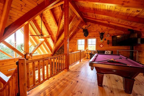 Luxury Lodge in NH: Ski, Hottub, Sauna, Pool Table, Playscape, Game Room & Hike