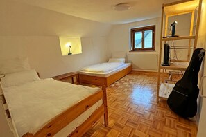 3 bedrooms, iron/ironing board, WiFi, bed sheets - Cozy Bavarian home with fireplace and fully equipped kitchen. (Moorenweis)