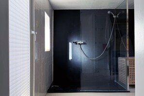 Shower, hair dryer, bidet, towels - Cozy Bavarian home with fireplace and fully equipped kitchen. (Moorenweis)