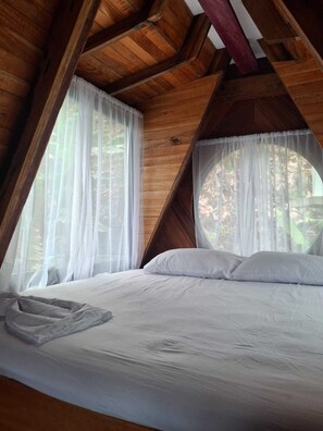 2 bedrooms, desk, WiFi, bed sheets