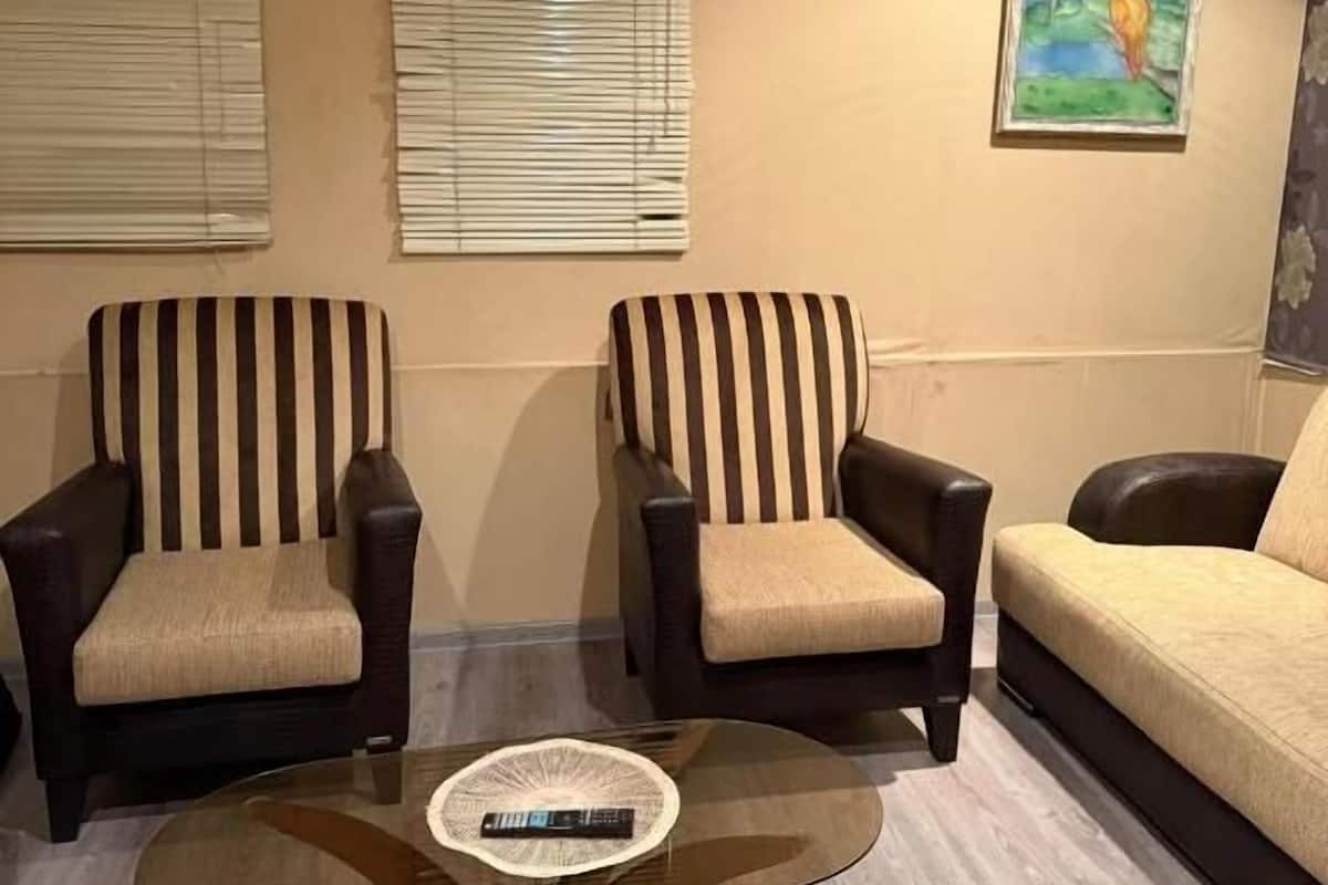 Departamento Deluxe, 2 habitaciones, vista a la ciudad | 2 habitaciones, minibar y caja de seguridad en la habitación