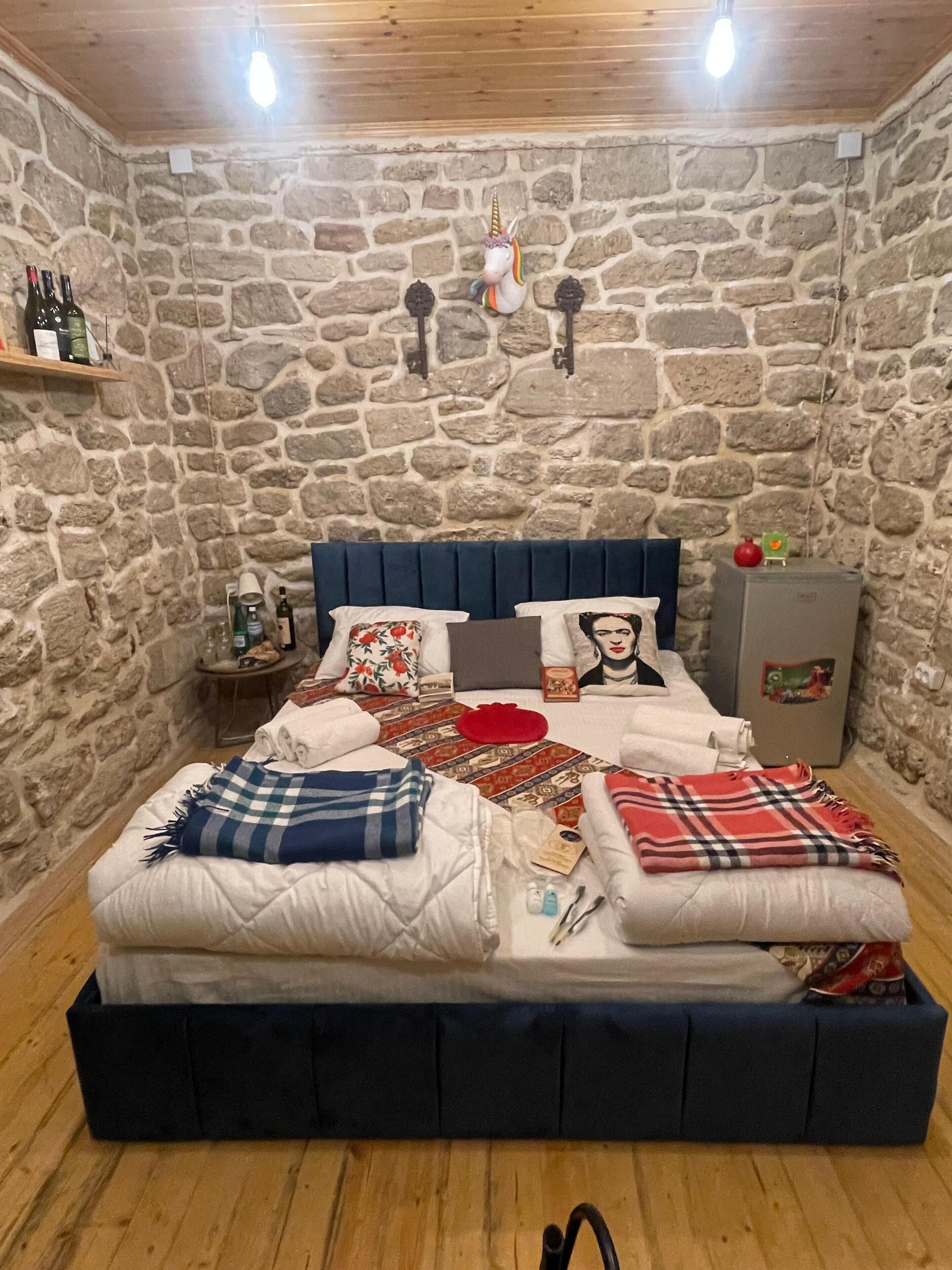 ميني بار وخزنة داخل الغرفة وبديكورات فريدة لكل غرفة وطراز فريد لكل وحدة