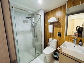 Haartrockner, Bidet, Handtücher, Seife