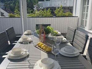 Outdoor dining - A beautiful vacation home in Risør (Risør)