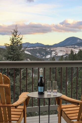 Chateau Summit: Cuddle Cabin, HotTub, Sauna, Pizza Oven, Fitness & Views