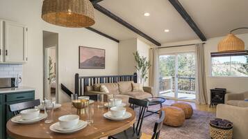 Smart TV, chimenea, videojuegos y libros