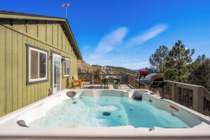 Outdoor spa tub - Chateau Summit: Cuddle Cabin, HotTub, Sauna, Pizza Oven, Fitness & Views (Bailey)