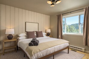 3 bedrooms, desk, iron/ironing board, travel crib - Chateau Summit: Cuddle Cabin, HotTub, Sauna, Pizza Oven, Fitness & Views (Bailey)