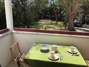 Outdoor dining - Hossegor, village center, beaches, marine lake, shops all within walking distance. (Soorts-Hossegor)