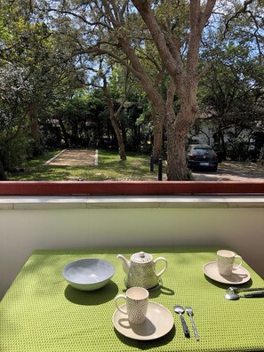 Outdoor dining - Hossegor, village center, beaches, marine lake, shops all within walking distance. (Soorts-Hossegor)