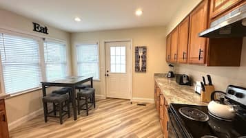 冰箱、微波炉、烤箱、炉灶