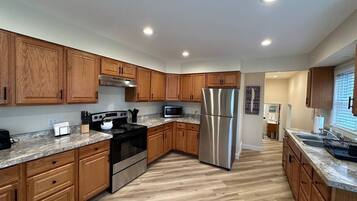 Geladeira, micro-ondas, fogão, cooktop