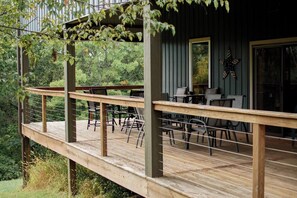 Outdoor dining - Large Cabin Retreat | Games, Nature & Fire-pit (Greenfield)