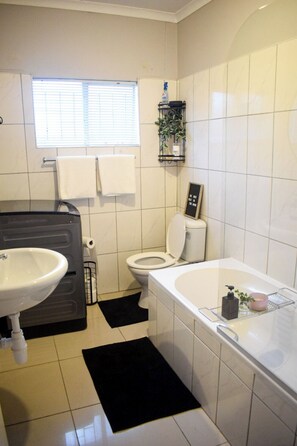 Haartrockner, Handtücher, Seife, Toilettenpapier