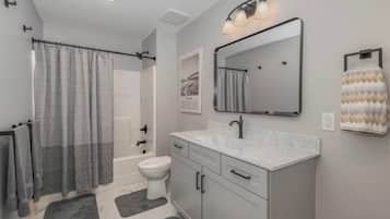 Een douche, een haardroger, handdoeken