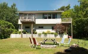 Outdoor dining - DePerrys On The Lake Waterfront Access to Lake Superior (Bayfield)