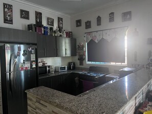 Fridge, microwave, oven, stovetop - Charming 3-bedroom villa with AC and WiFi in soothing Río Hato (Río Hato)